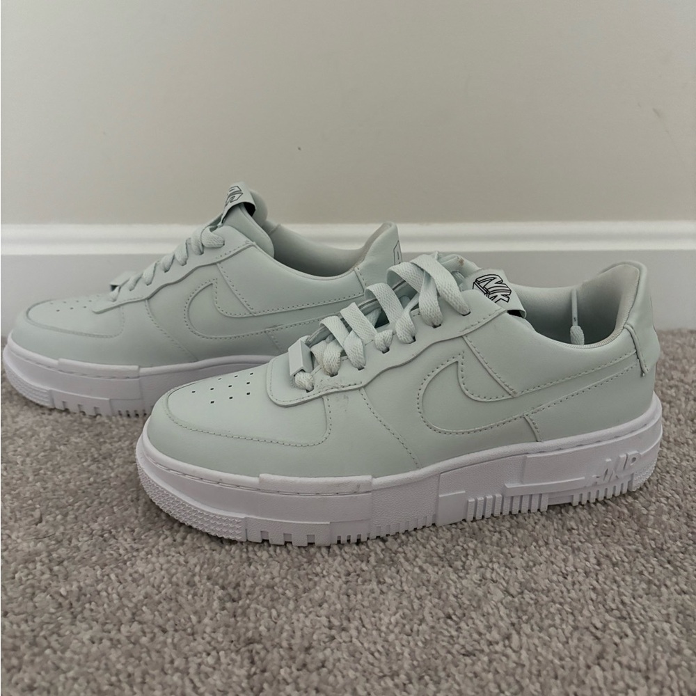 Nike Air Force 1 Pixel